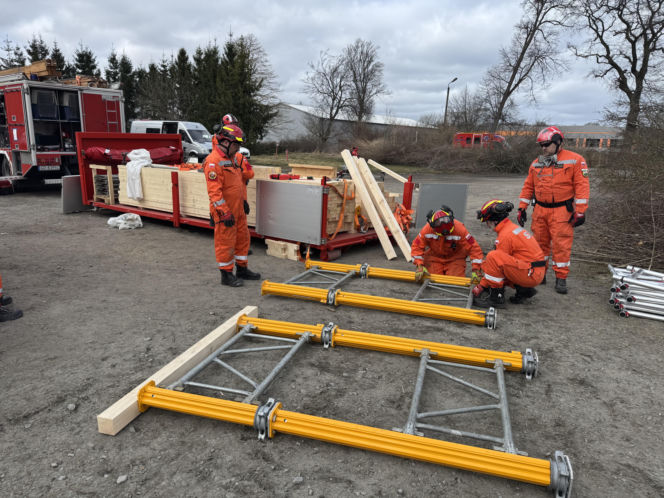 Potężne manewry strażaków na Pomorzu. Do akcji weszły psy ratownicze i policyjni antyterroryści