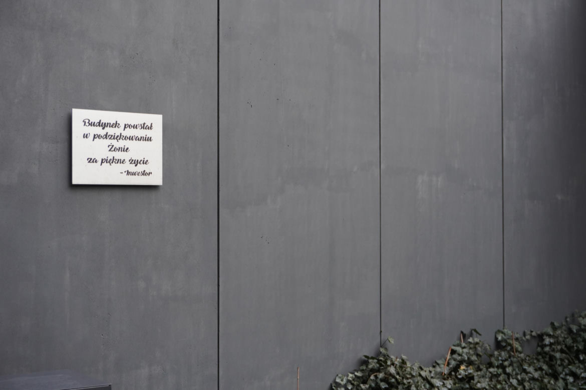 Tabliczka z podziękowaniami dla żony w patio budynku na roku ulic Górki i Głogowskiej