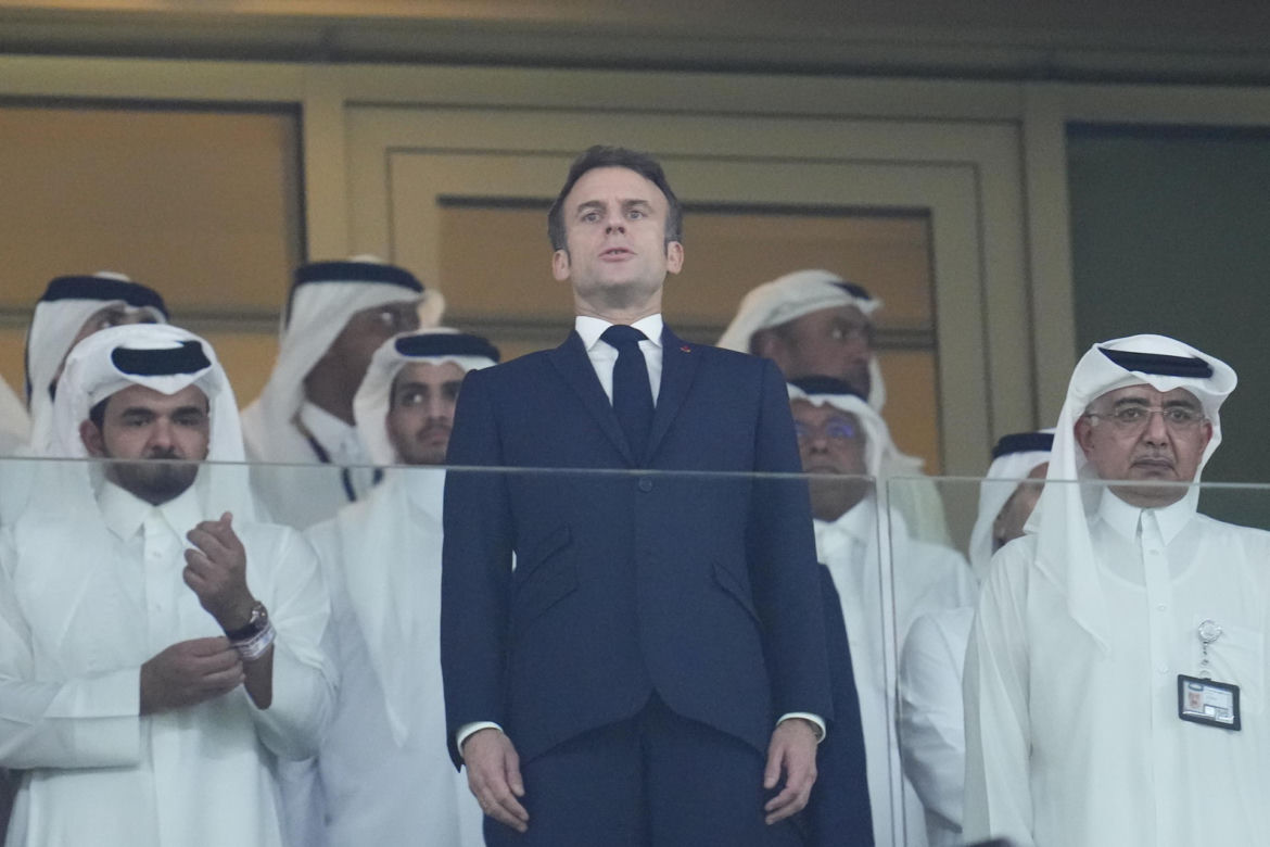 Prezydent Francji nie mógł się pohamować! Nie szczędził pieszczot 69-letniej żonie. Na trybunach zrobiło się naprawdę gorąco