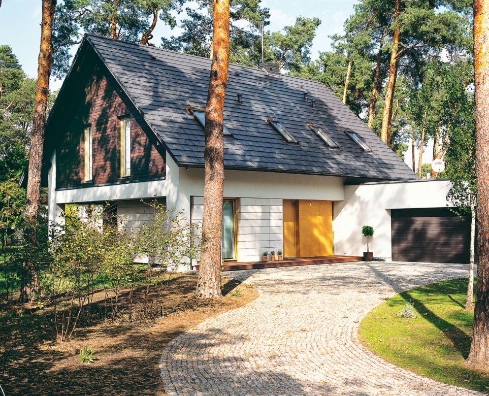 Dach skośny kryty dachówką - na co zwrócić uwagę? 