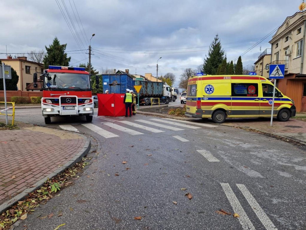 Przechodziła przez pasy, kierowca ciężarówki nie wyhamował. 80-latka nie żyje