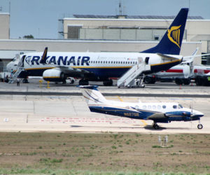 Panika na lotnisku. Ewakuacja samolotu Ryanair po eksplozji telefonu