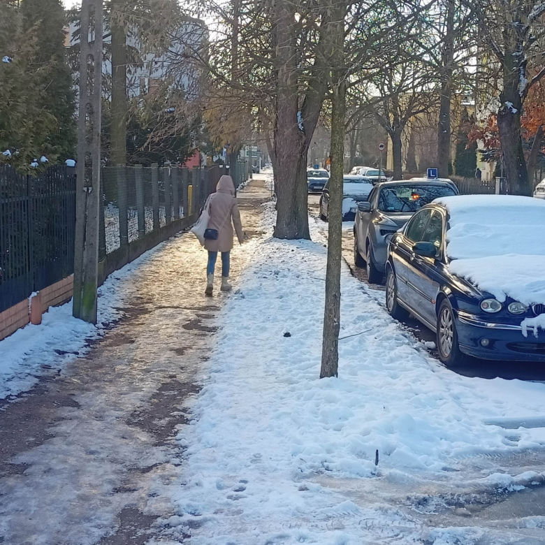 Bydgoskie chodniki jak lodowisko! Mieszkańcy są załamani. "Przecież na tym można się zabić!" [ZDJĘCIA]