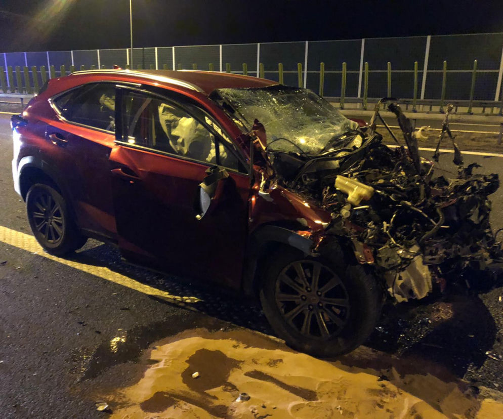 Lexus rozbity w wypadku na autostradzie A4