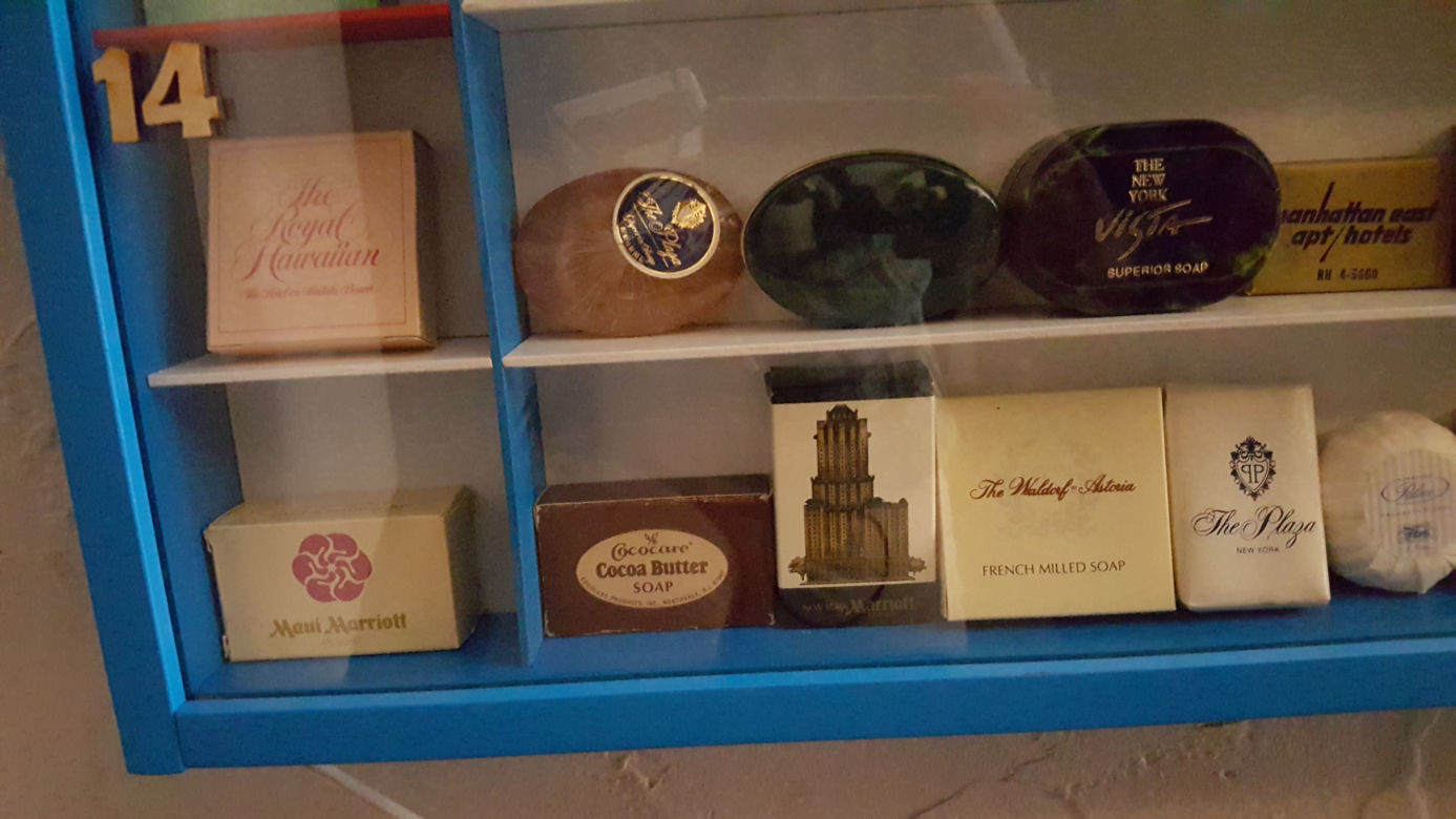 Pokaźna kolekcja mydełek z amerykańskich hoteli trafiła do muzeum w Bydgoszczy