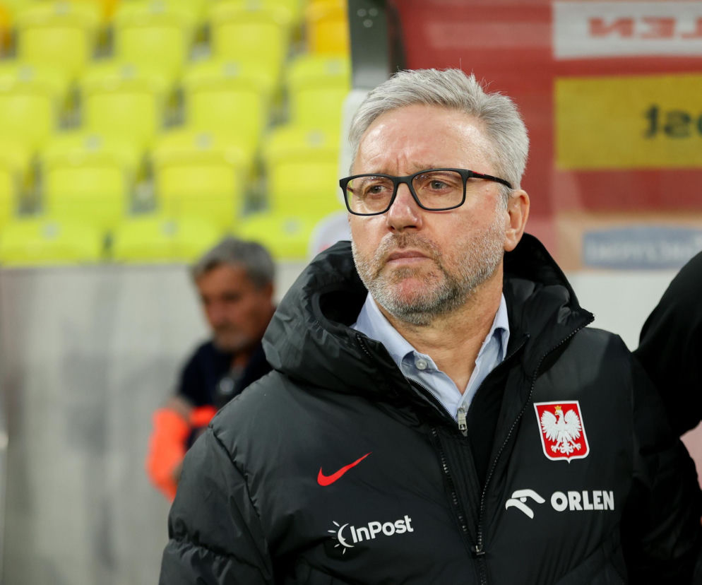 Trener Jerzy Brzęczek w czarnej kurtce z orzełkiem. O nowym nazwisku w kadrze przeczytasz na SE Supersport.