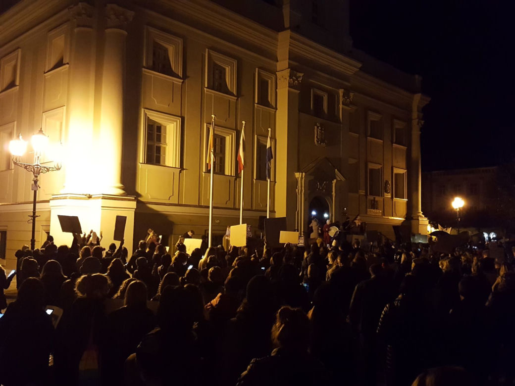  Skandowano, skakano i śpiewano... Kolejny "Strajk Kobiet" w Lesznie