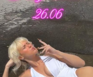 Córka Englerta plażuje na ulicy! Co ona ma w ustach?