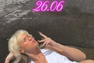 Córka Englerta plażuje na ulicy! Co ona ma w ustach?