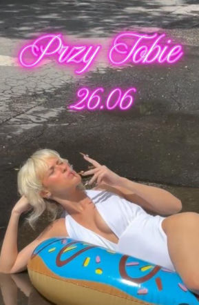 Córka Englerta plażuje na ulicy! Co ona ma w ustach?