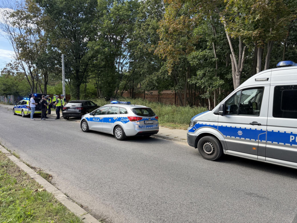 Kompletnie pijany kierowca Jagura gruchnął w Audi i rozbił się na drzewie. Jedna osoba w szpitalu