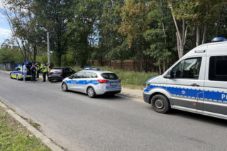 Kompletnie pijany kierowca Jagura gruchnął w Audi i rozbił się na drzewie. Jedna osoba w szpitalu