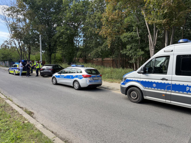 Kompletnie pijany kierowca Jagura gruchnął w Audi i rozbił się na drzewie. Jedna osoba w szpitalu