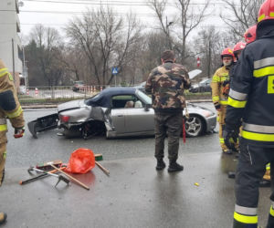 Roztrzaskał sportowe auto na latarni! Ogromny wypadek na Grochowie