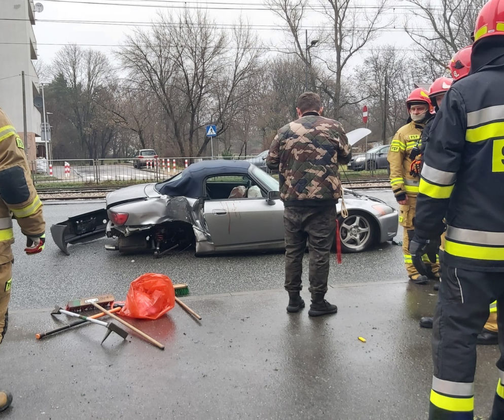 Roztrzaskał sportowe auto na latarni! Ogromny wypadek na Grochowie