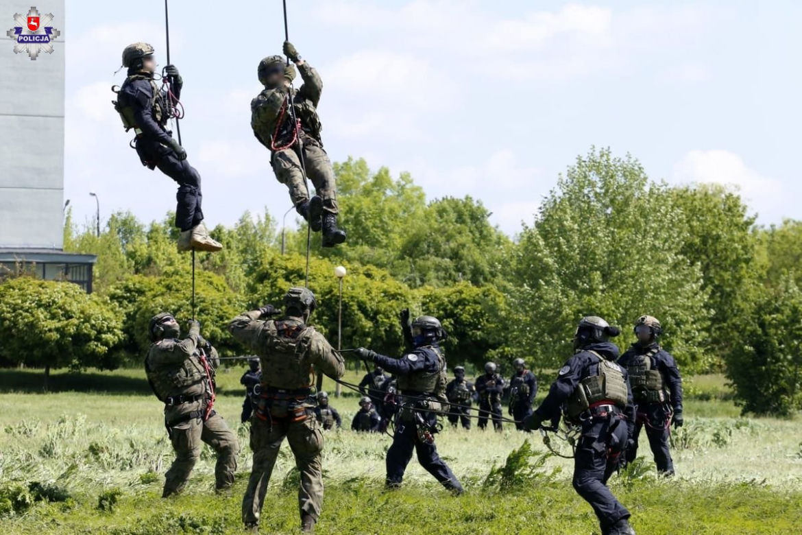 Potężny Black Hawk krąży nad Lublinem. Policyjny śmigłowiec w akcji