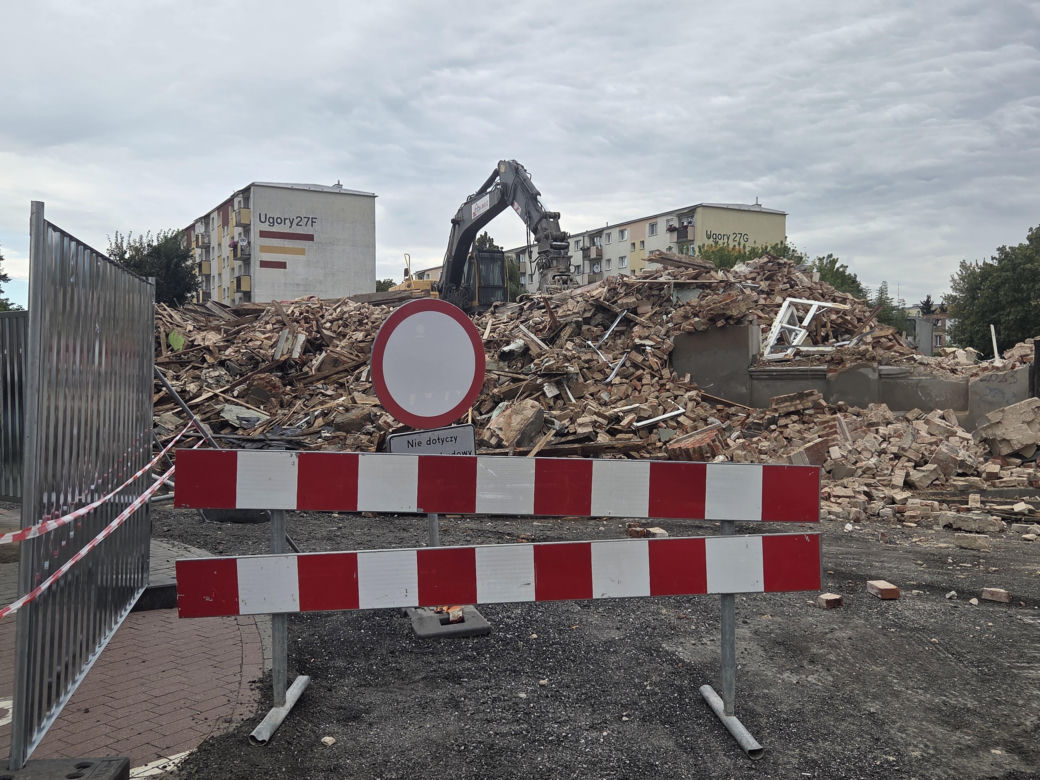 Wyburzają kolejne budynki na Szwederowie. Powstaje nowe torowisko tramwajowe [ZDJĘCIA]