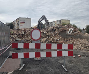 Wyburzają kolejne budynki na Szwederowie. Powstaje nowe torowisko tramwajowe [ZDJĘCIA]