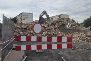 Wyburzają kolejne budynki na Szwederowie. Powstaje nowe torowisko tramwajowe [ZDJĘCIA]