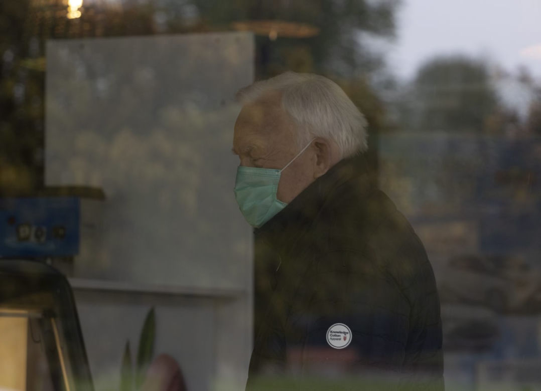 Leszek Miller wybrał sie na lody w zimną i deszczową majówkę
