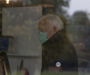 Leszek Miller wybrał sie na lody w zimną i deszczową majówkę