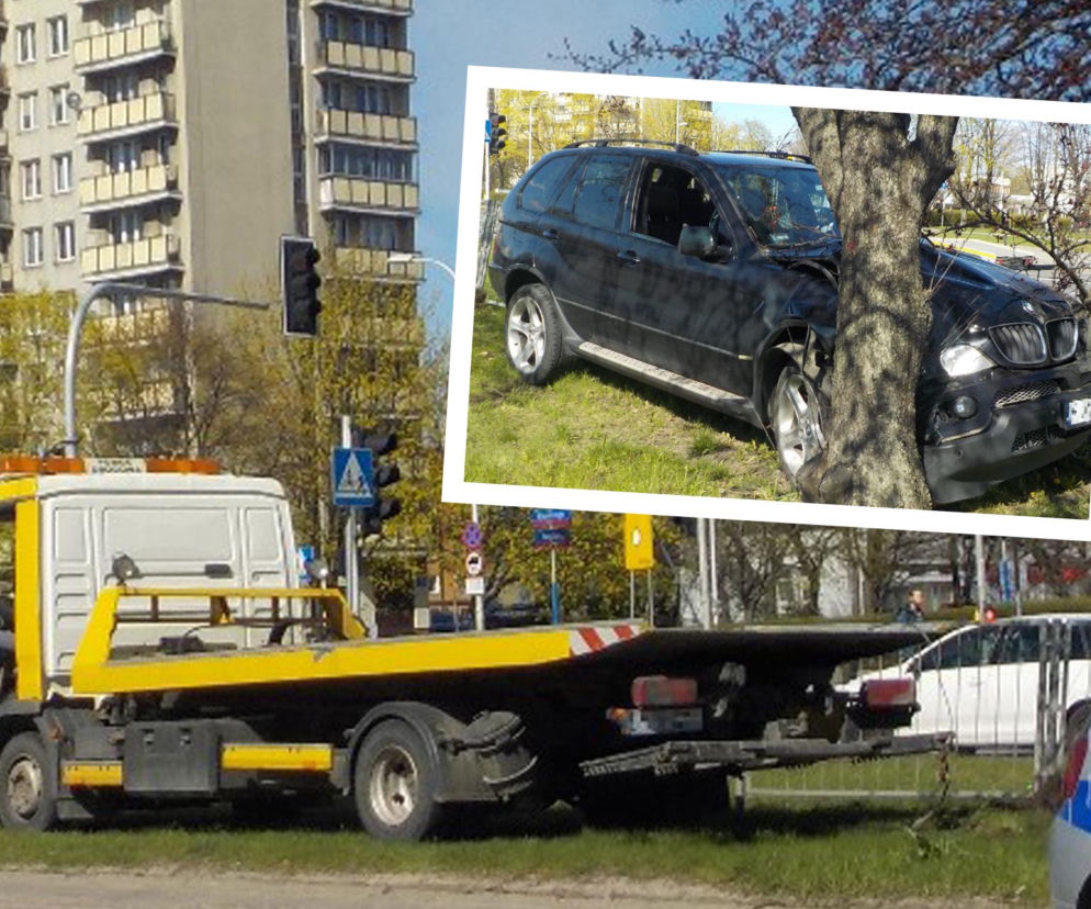 BMW utknęło pomiędzy drzewem a barierkami. Jak ono się tam znalazło?!