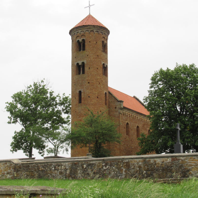 To najmniejsze miasto w województwie łódzkim. Powstało w średniowieczu, a jeszcze niedawno było wsią