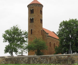 To najmniejsze miasto w województwie łódzkim. Powstało w średniowieczu, a jeszcze niedawno było wsią