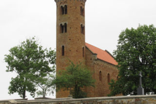 To najmniejsze miasto w województwie łódzkim. Powstało w średniowieczu, a jeszcze niedawno było wsią