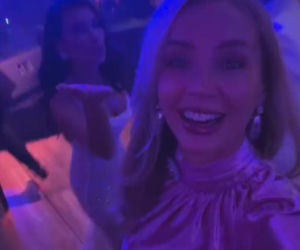 Tak różowiutka Woźniak-Starak weszła w Nowy Rok. Ale błyszczała z telefonem w dłoni!