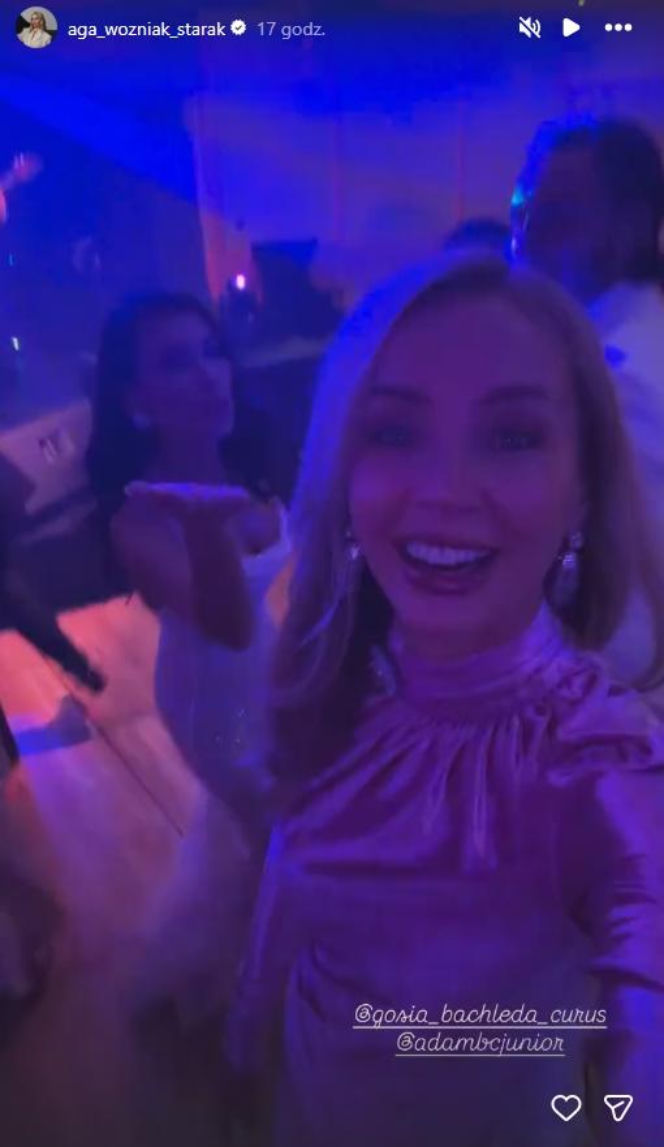 Tak różowiutka Woźniak-Starak weszła w Nowy Rok. Ale błyszczała z telefonem w dłoni!