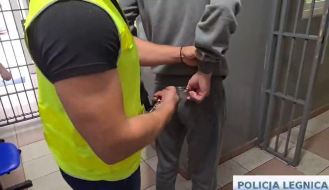 Awantura przed blokiem. 49-latek zginął od ciosów nożem! Para w areszcie