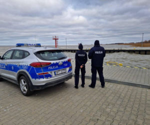 Woda z Zalewu Wiślanego zalewa Frombork. Służby walczą z żywiołem 