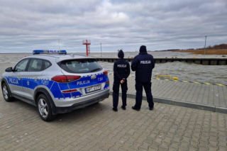 Woda z Zalewu Wiślanego zalewa Frombork. Służby walczą z żywiołem 