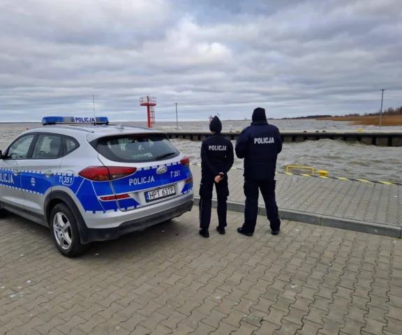 Woda z Zalewu Wiślanego zalewa Frombork. Służby walczą z żywiołem 