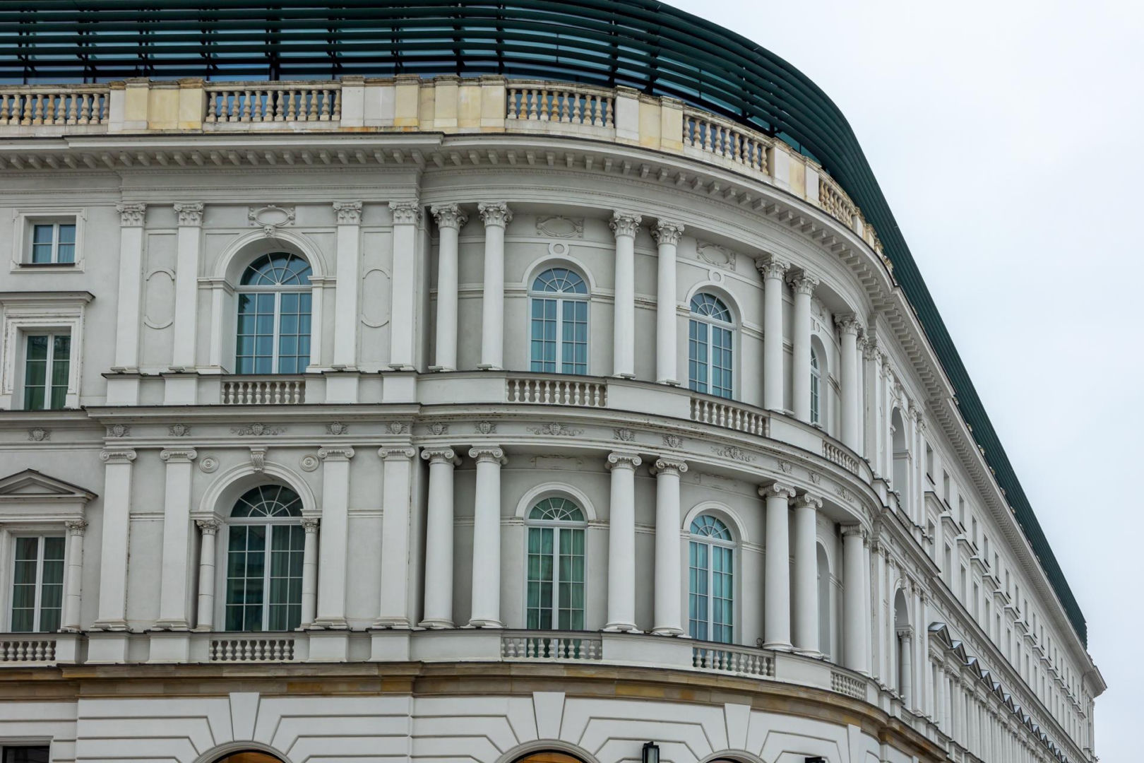 Hotel Europejski działa obecnie pod nazwą Raffles Europejski Warsaw