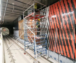 Tygrysie ściany w metrze na Targówku