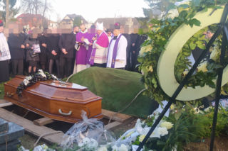 Niezwykły gest parafianki na pogrzebie zamordowanego księdza z Siedlec. Łzy płyną same