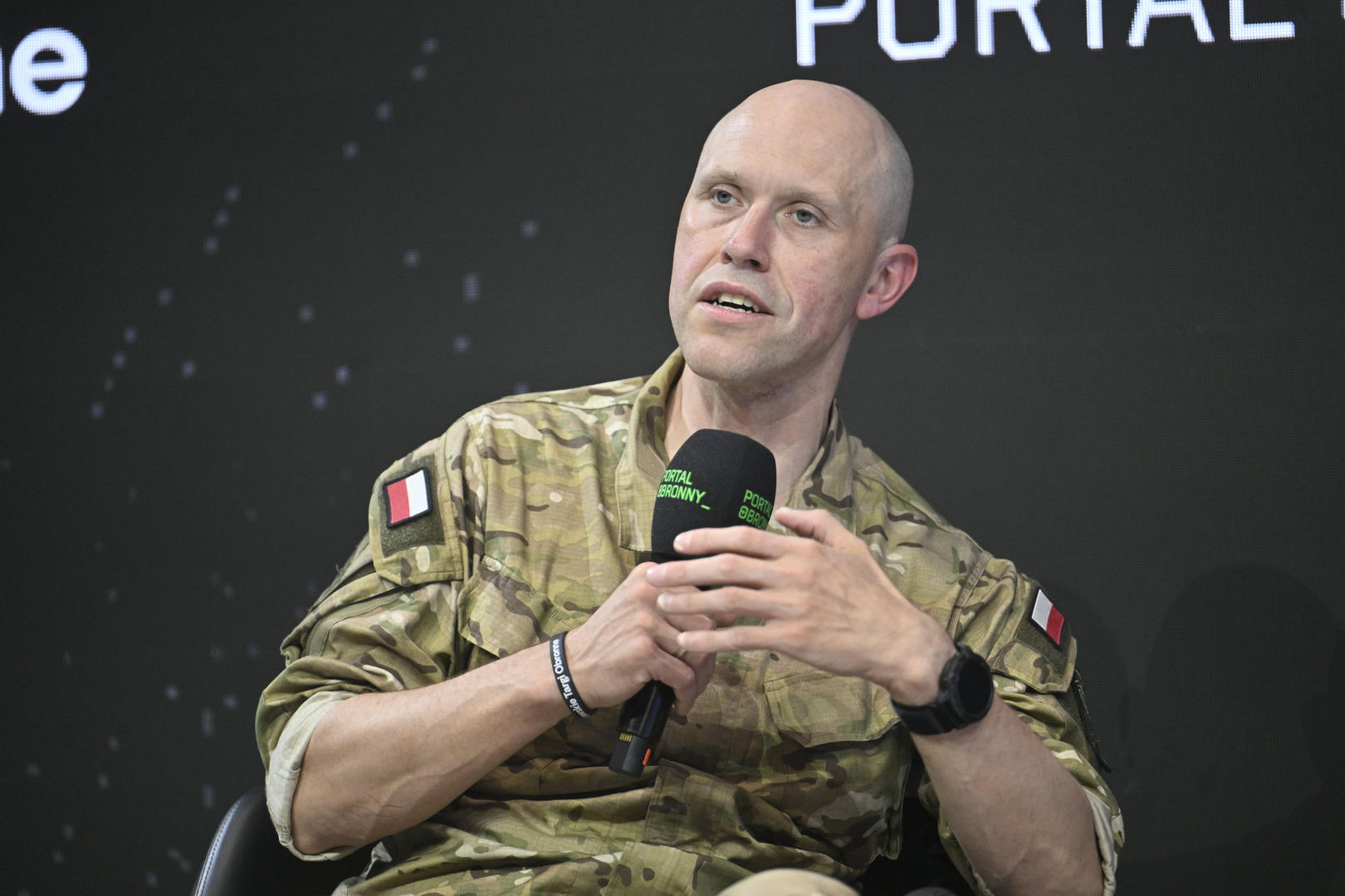 Warszawskie Targi Obronne. Scena Biała. Fire chat: Gen. Chmielewski o pasji do cyberbezpieczeństwa i i ekstremalnego biegania