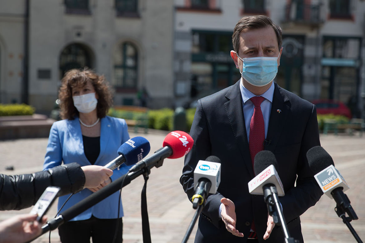 Trzaskowski zjada Hołownię!