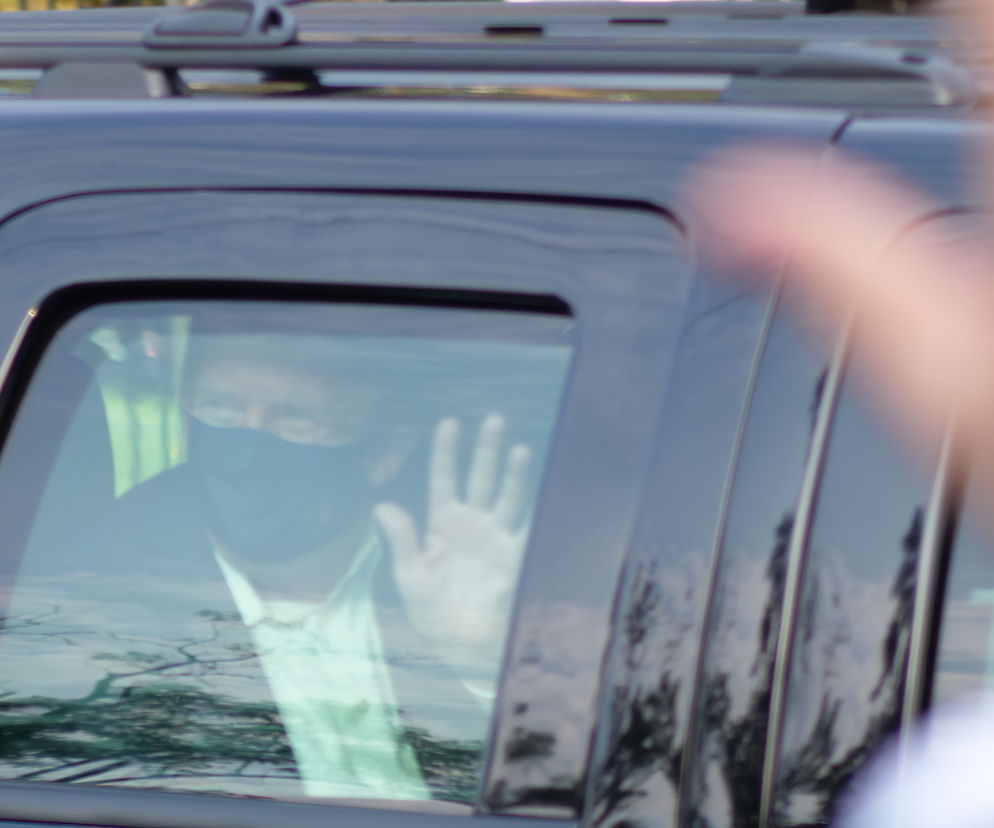 Trump WYSZEDŁ ze szpitala! Po chwili WRÓCIŁ. Ważne słowa lekarz