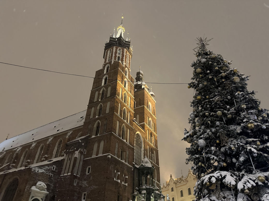 Choinka rozbłysła na Rynku Głównym. Tak wygląda Kraków w zimowej scenerii! 