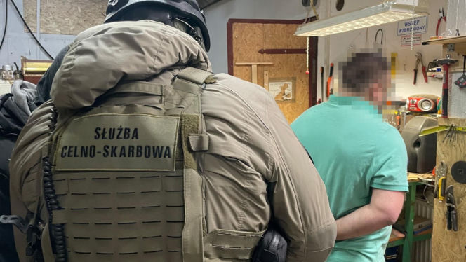 Celnicy zlikwidowali nielegalną fabrykę papierosów. Przejęli towar warty ponad 10 milionów