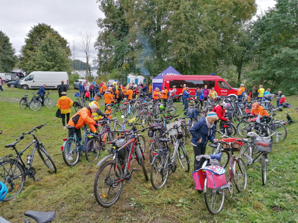 Pomarańczowi rowerzyści najechali zamek w Szymbarku