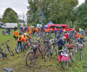 Pomarańczowi rowerzyści najechali zamek w Szymbarku