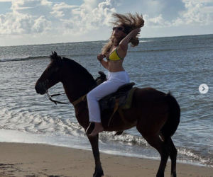 Wiktoria Gąsiewska galopuje po plaży w bikini. Miała być bajkowa scena, jest afera!