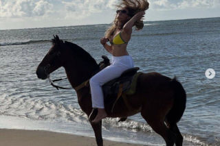 Wiktoria Gąsiewska galopuje po plaży w bikini. Miała być bajkowa scena, jest afera!