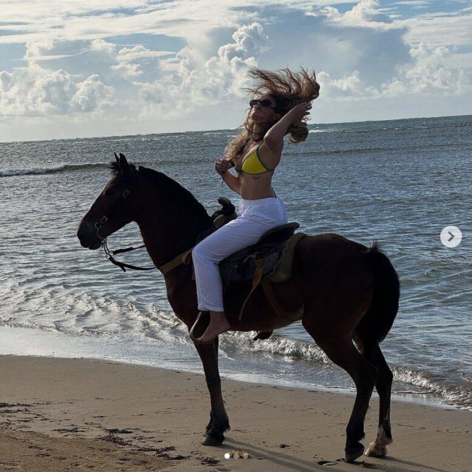 Wiktoria Gąsiewska galopuje po plaży w bikini. Miała być bajkowa scena, jest afera!