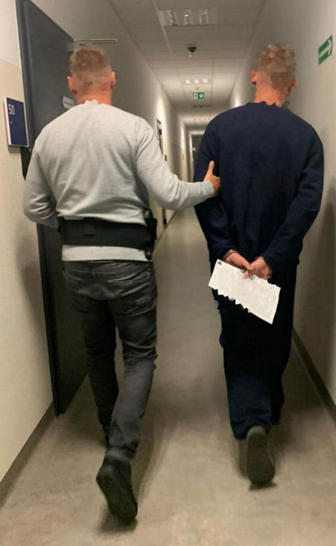 Polscy Bonnie i Clyde zatrzymani pod Sierpcem! W trakcie pościgu próbowali przejechać policjanta [ZDJĘCIA].