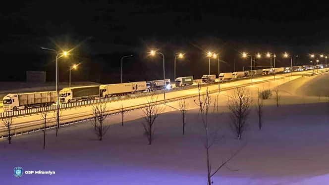 Ostróda w centrum śnieżycy. Burmistrz nocą ratował ludzi. Kierowcy nocowali w urzędzie